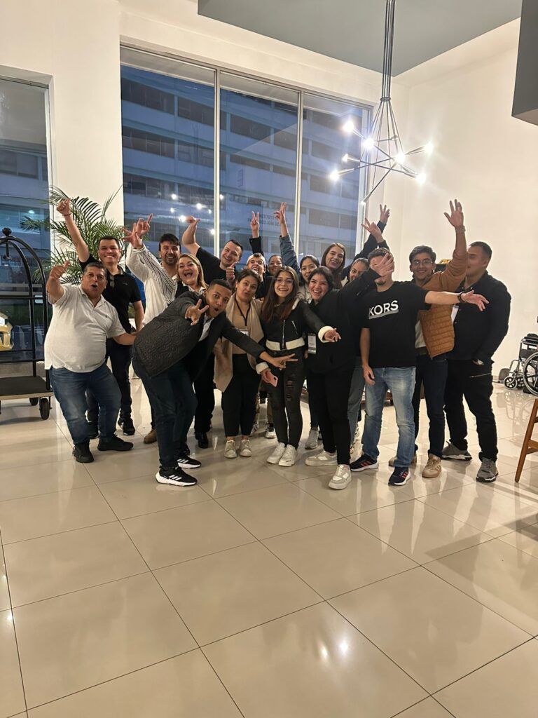 alumnos contentos del curso de meta ads